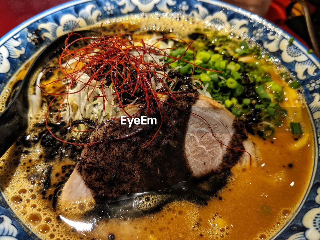 HIGH ANGLE VIEW OF SOUP IN BOWL