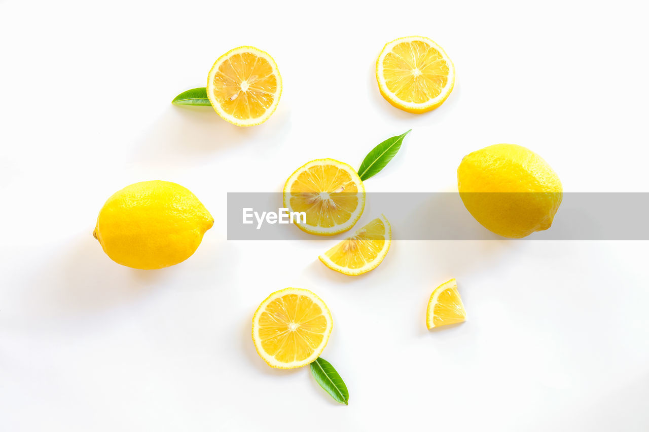 HIGH ANGLE VIEW OF FRUITS IN GLASS