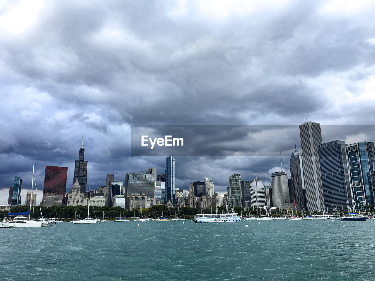 SEA AND BUILDINGS AGAINST SKY IN CITY