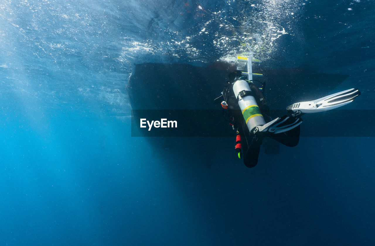 Diver approaching dive boat at the great barrier reef