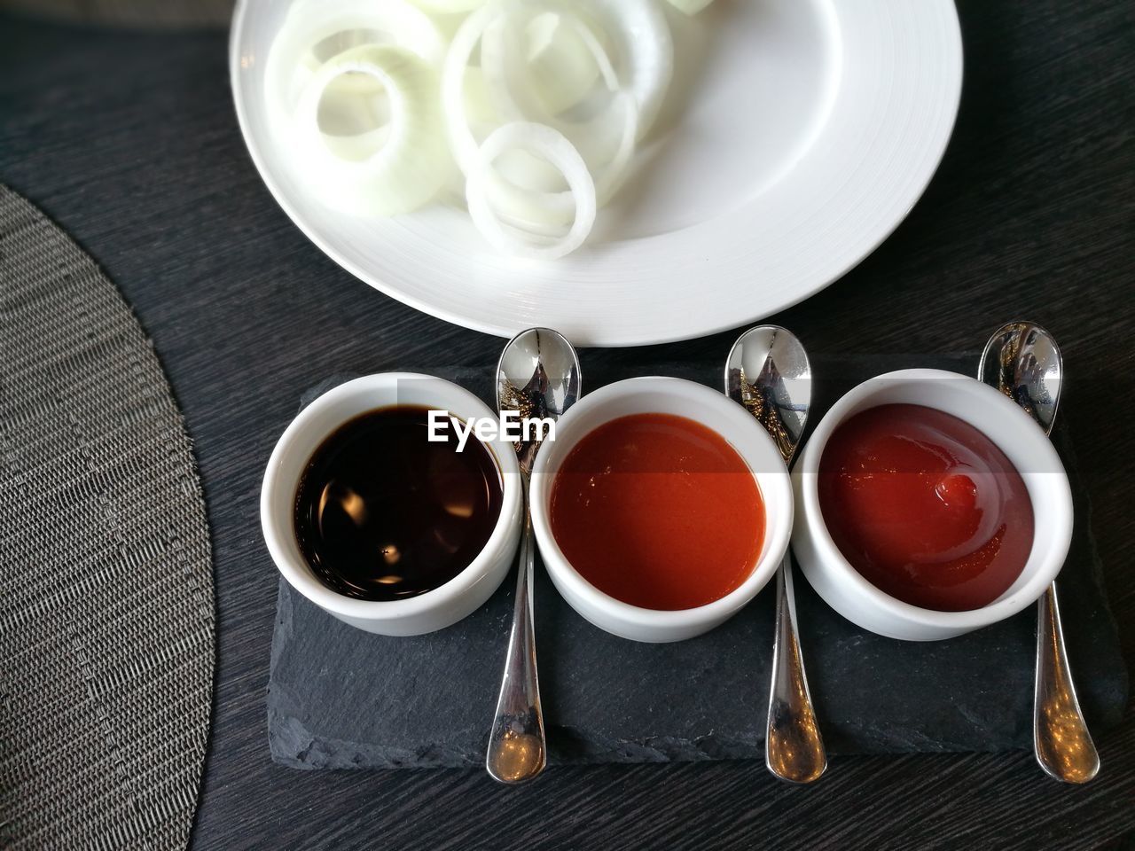 HIGH ANGLE VIEW OF TEA AND COFFEE ON TABLE