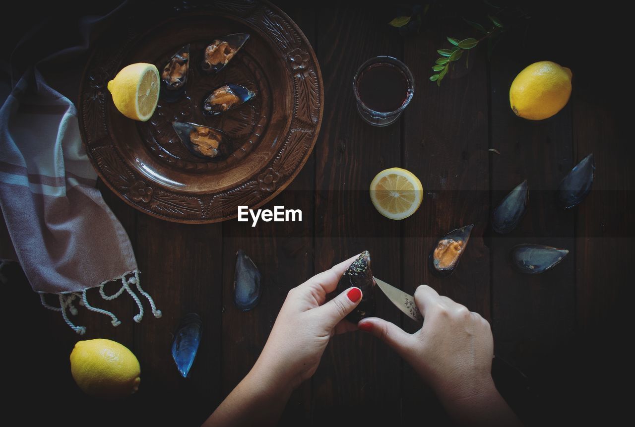 DIRECTLY ABOVE SHOT OF HAND HOLDING LEMON SLICE