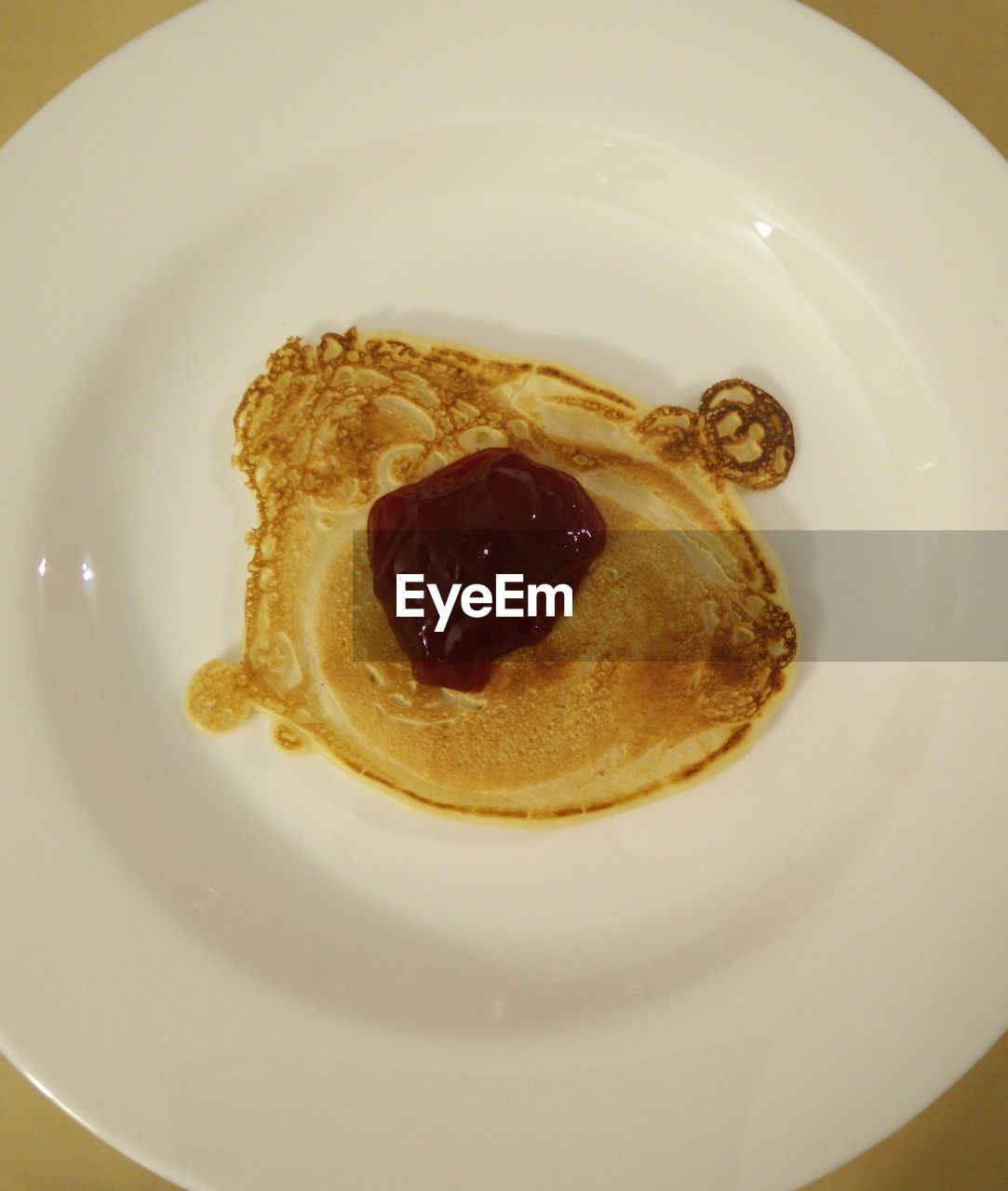 CLOSE-UP OF SWEET FOOD IN PLATE