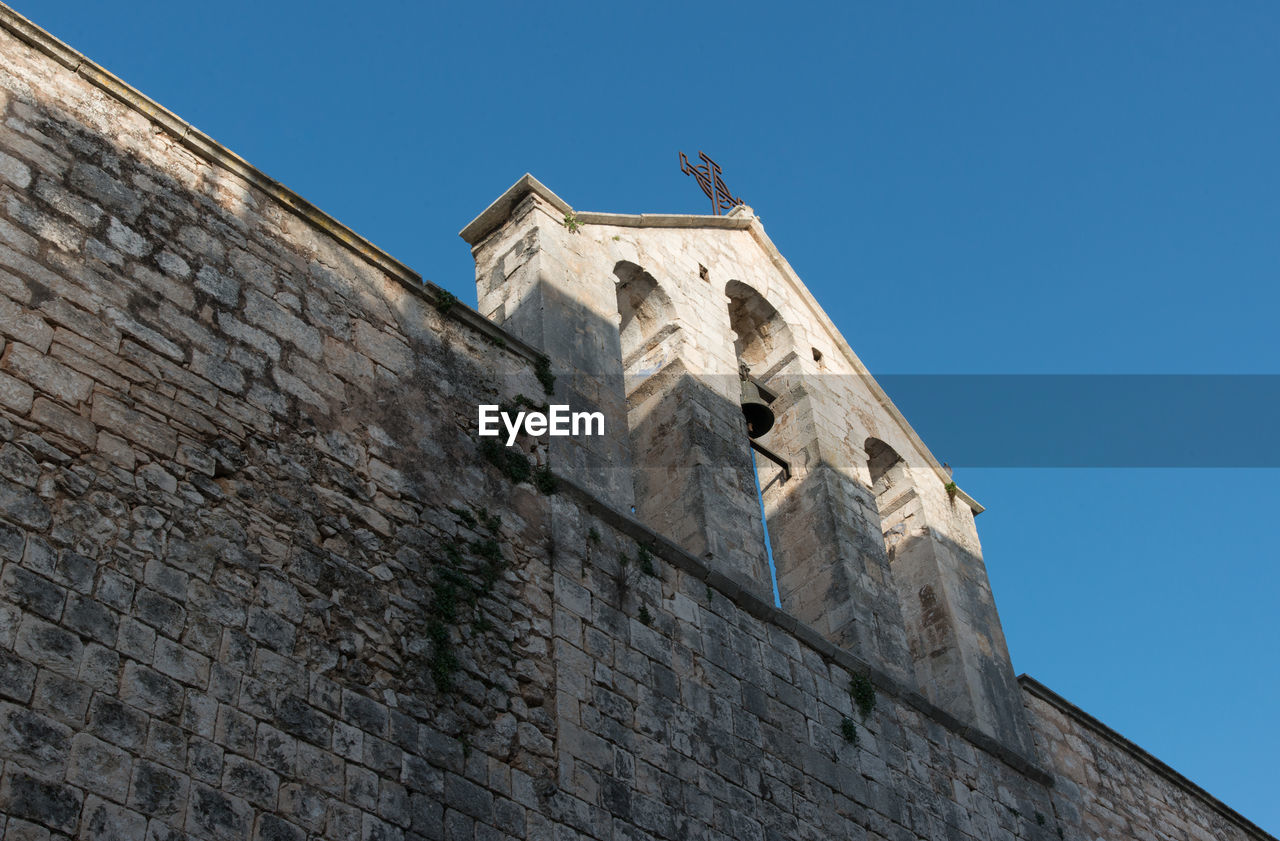 LOW ANGLE VIEW OF CASTLE AGAINST CLEAR SKY