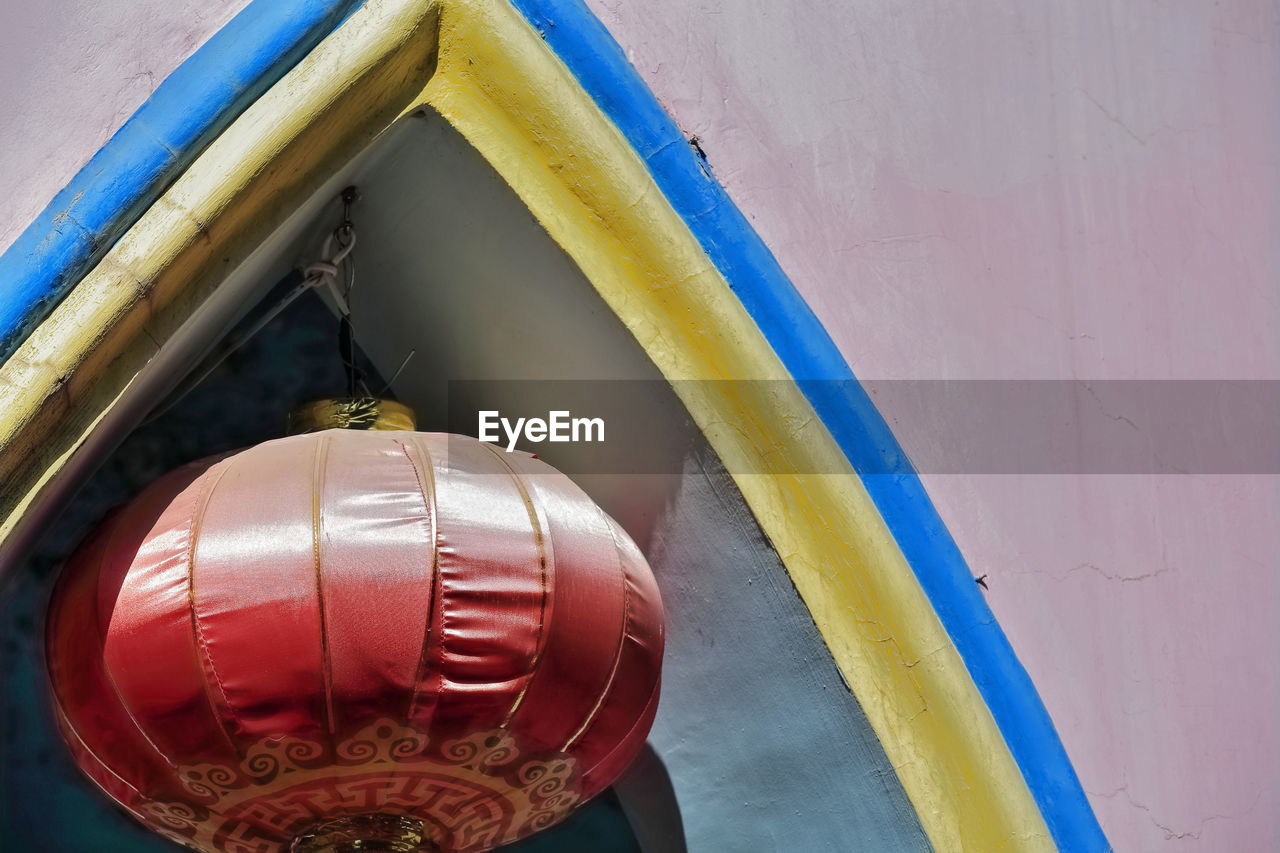 Red chinese palace lantern-blue and yellow pointed arch-equilateral ogival window-pink wall. 1307