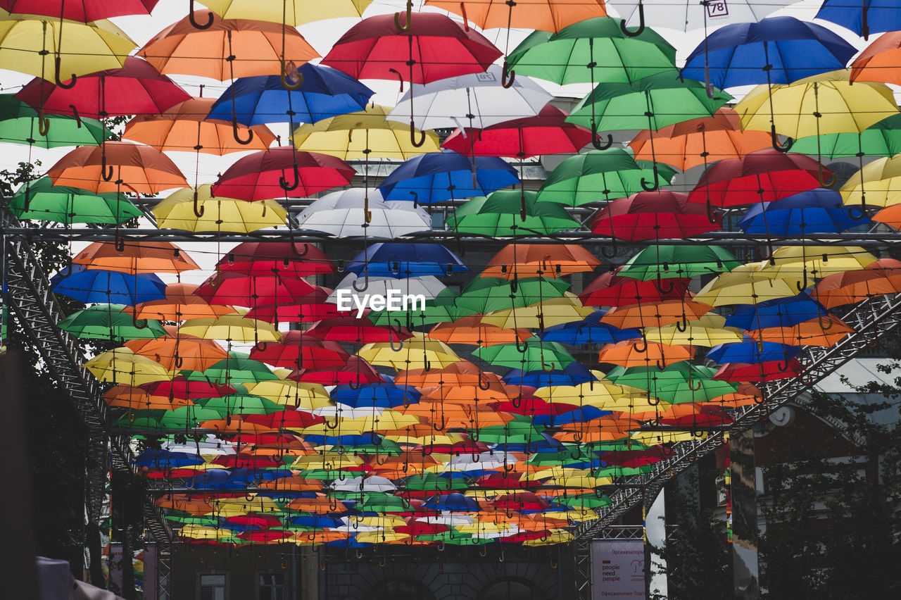 FULL FRAME SHOT OF MULTI COLORED WALL