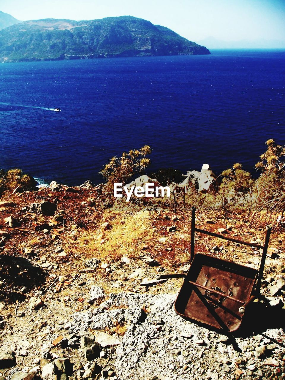 AERIAL VIEW OF SEA BY MOUNTAIN AGAINST SKY