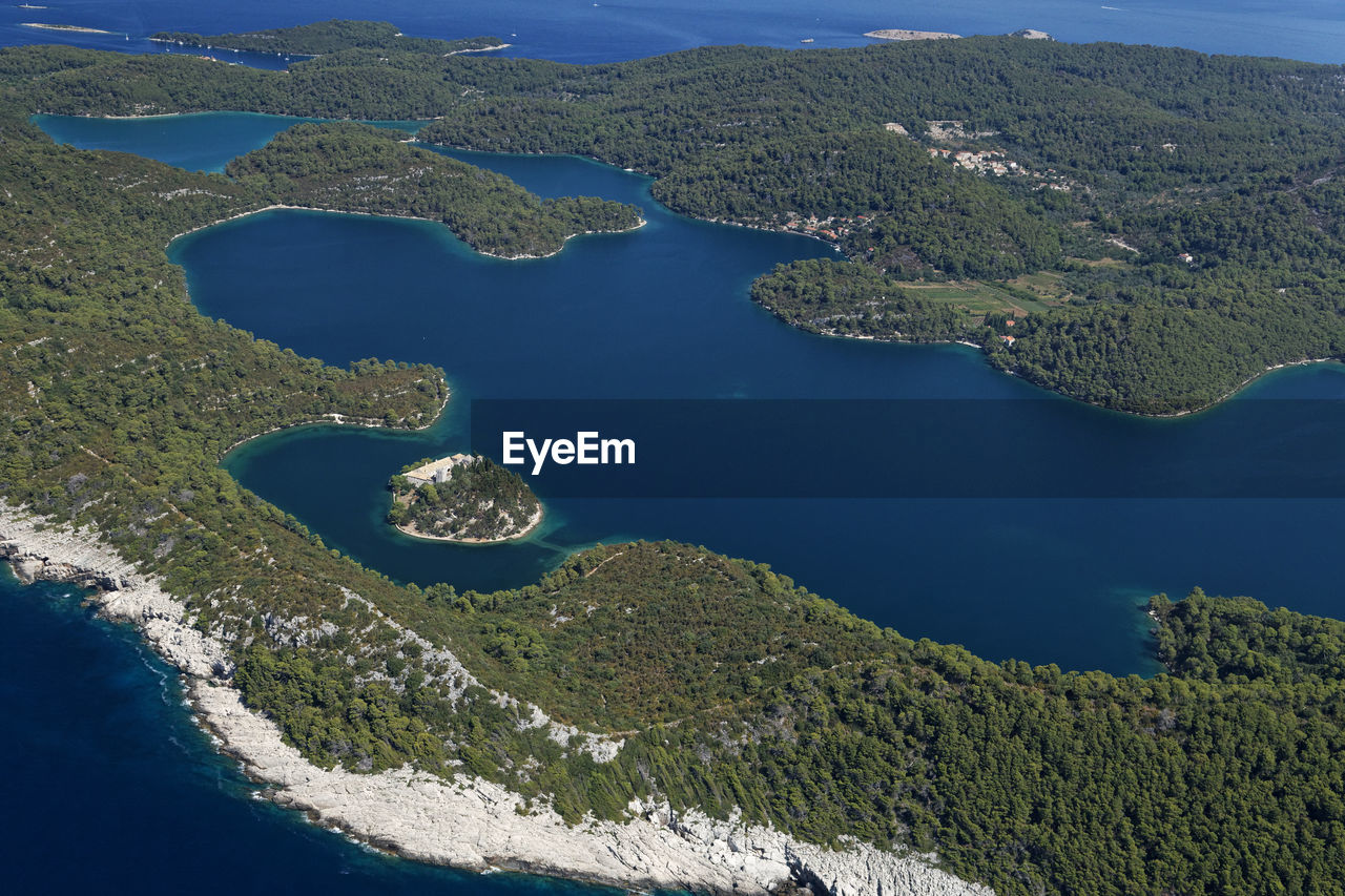 HIGH ANGLE VIEW OF SEA AND TREES