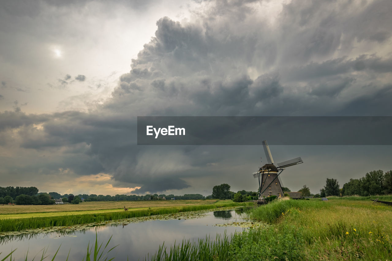 Rotating supercell thunderstorm with dutch windmill
