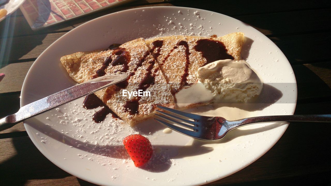 HIGH ANGLE VIEW OF SWEET FOOD IN PLATE