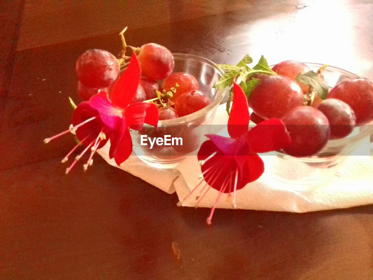 CLOSE-UP OF RED FRUIT ON TABLE