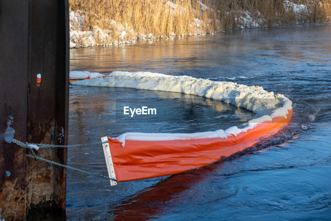 The floating boom prevents foam and debris from contaminating reservoir. reducing harmful emissions.