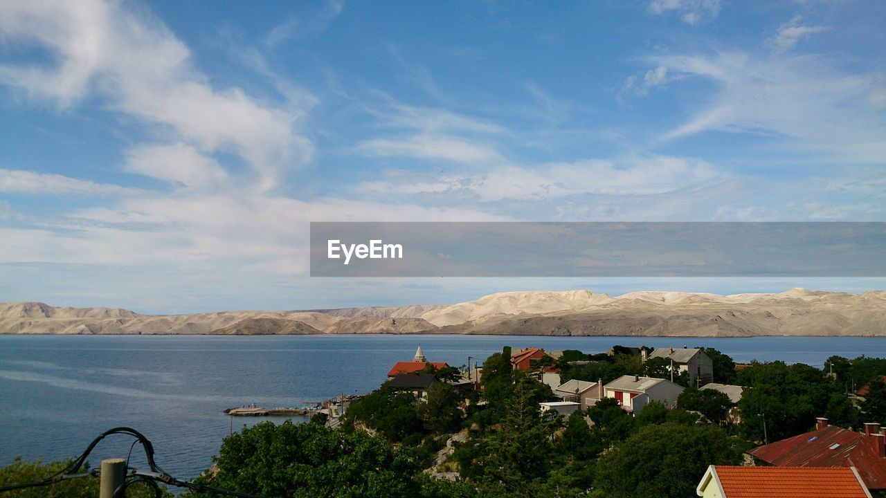 HIGH ANGLE VIEW OF TOWN BY SEA