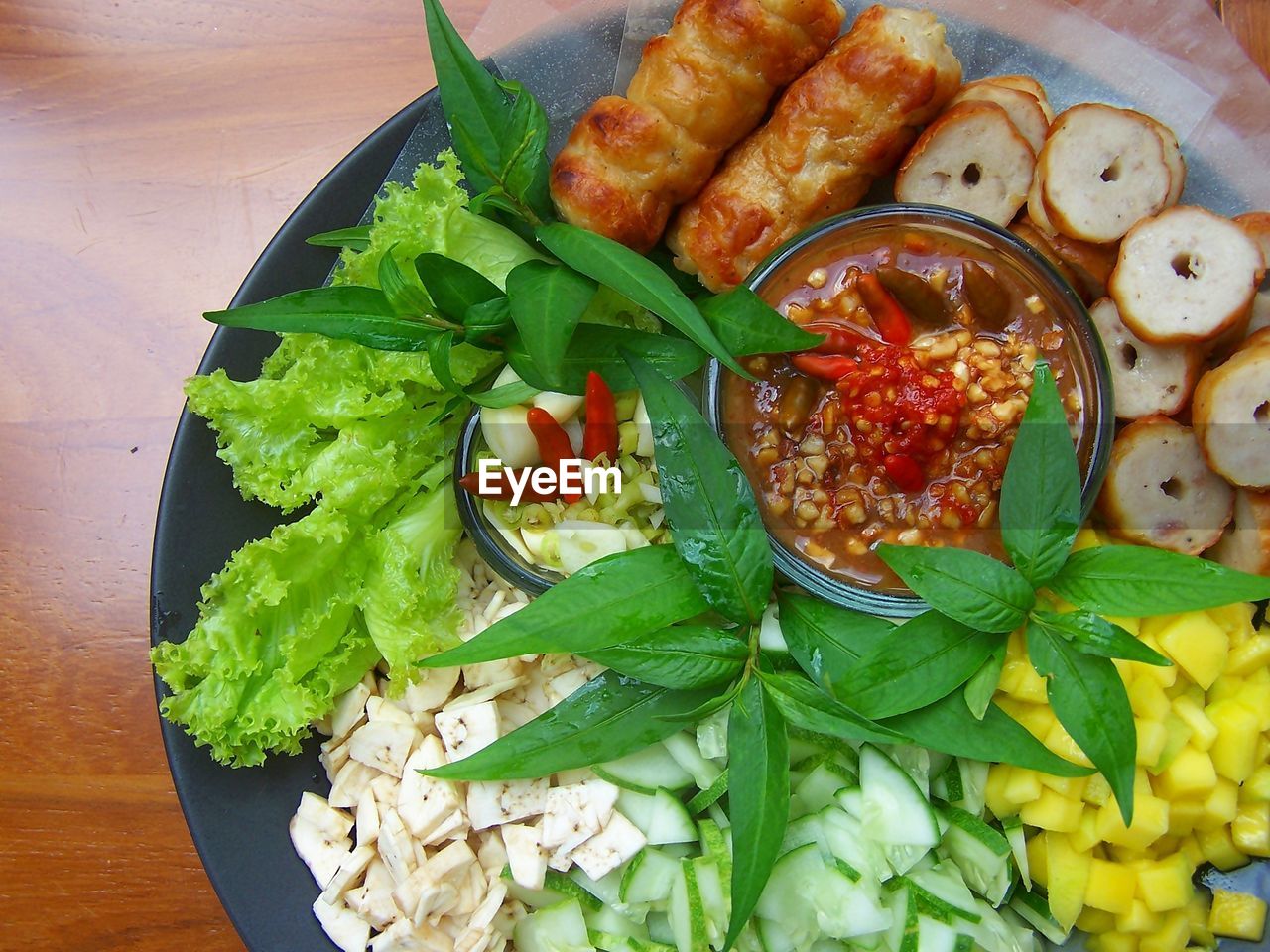 HIGH ANGLE VIEW OF FOOD SERVED IN PLATE