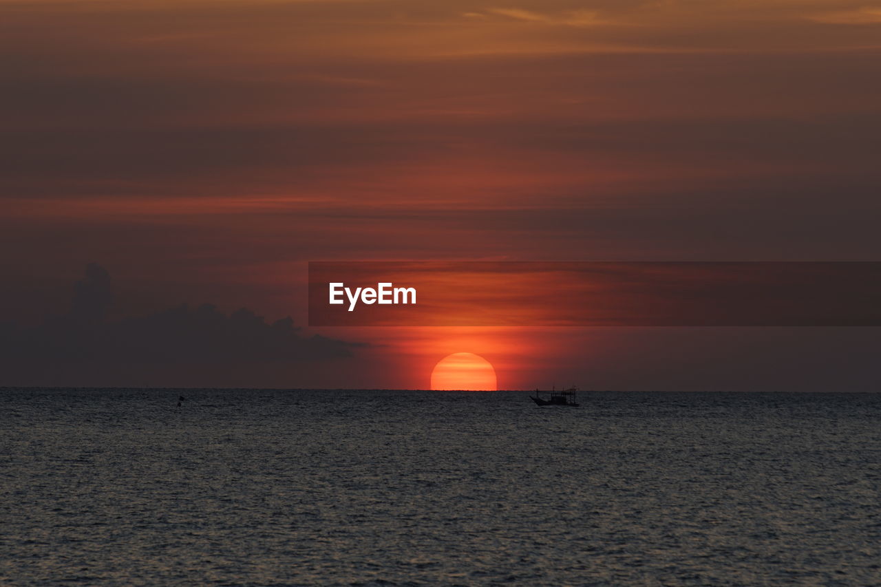 SCENIC VIEW OF SEA AGAINST SKY AT SUNSET