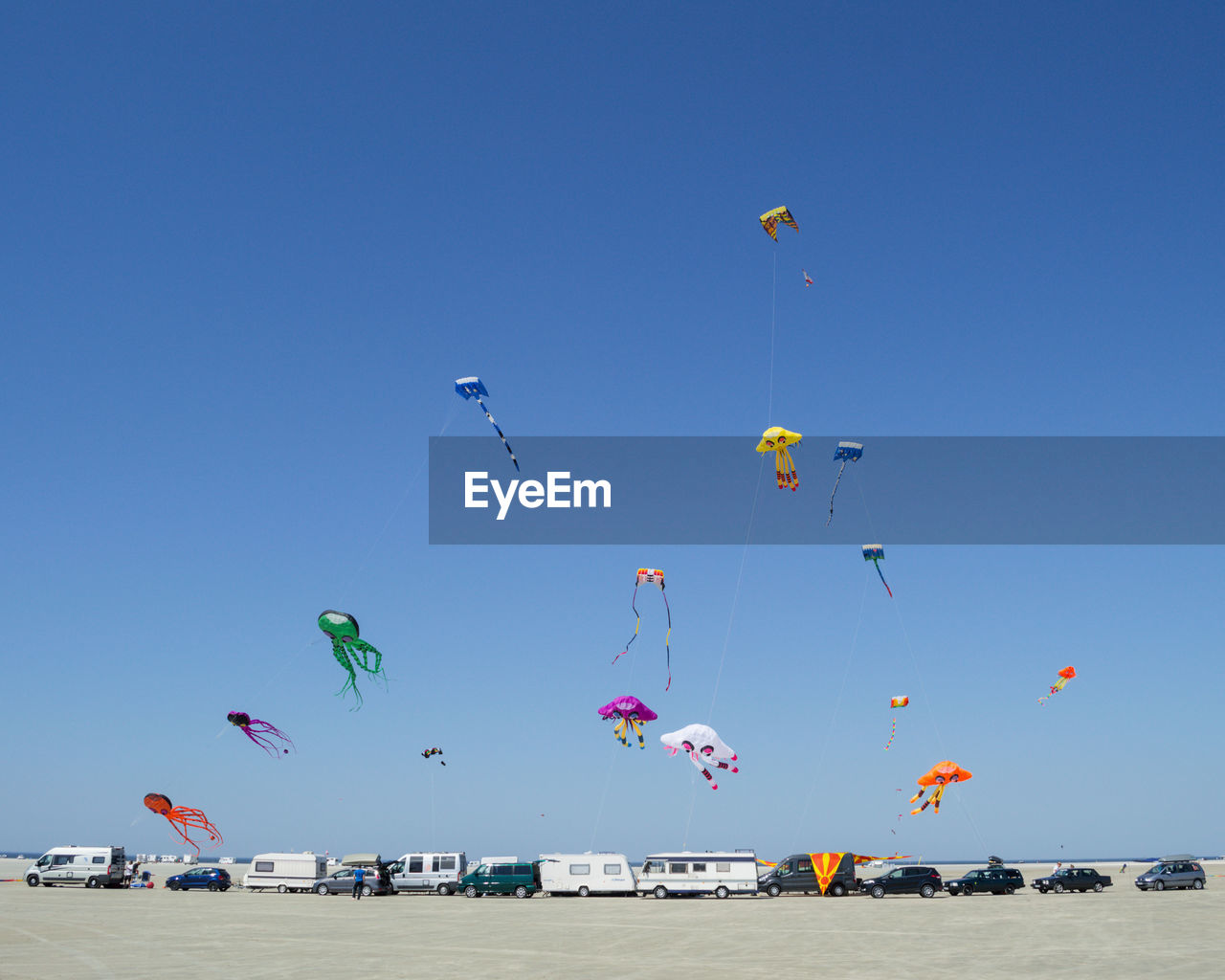 LOW ANGLE VIEW OF KITE AGAINST CLEAR SKY