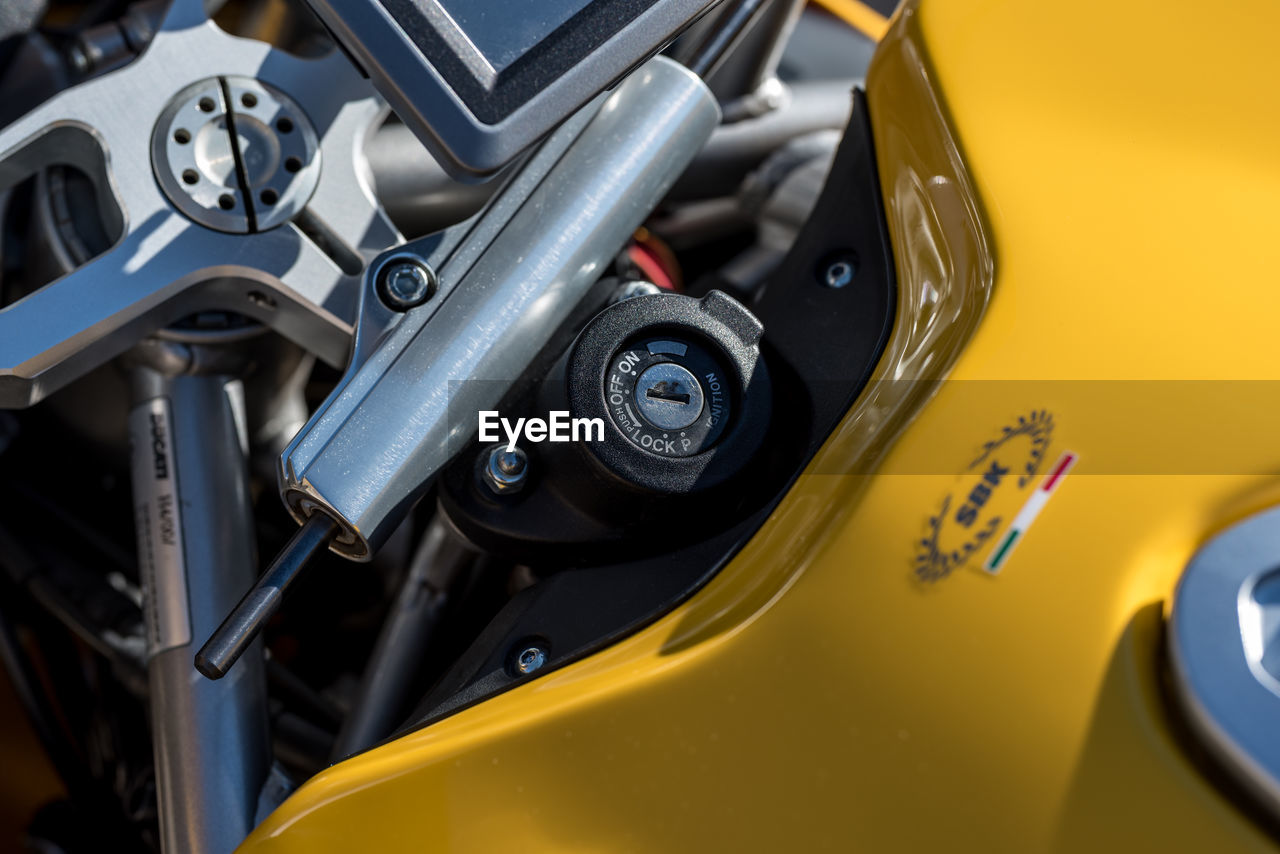 CLOSE-UP OF MOTORCYCLE
