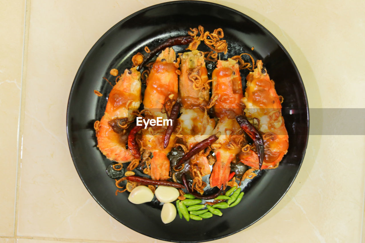 HIGH ANGLE VIEW OF MEAT IN BOWL