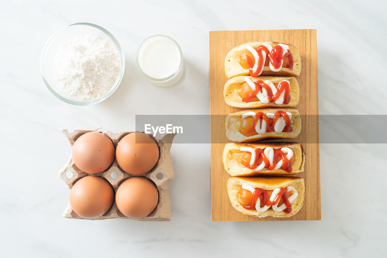 HIGH ANGLE VIEW OF BREAKFAST IN CONTAINER ON TABLE