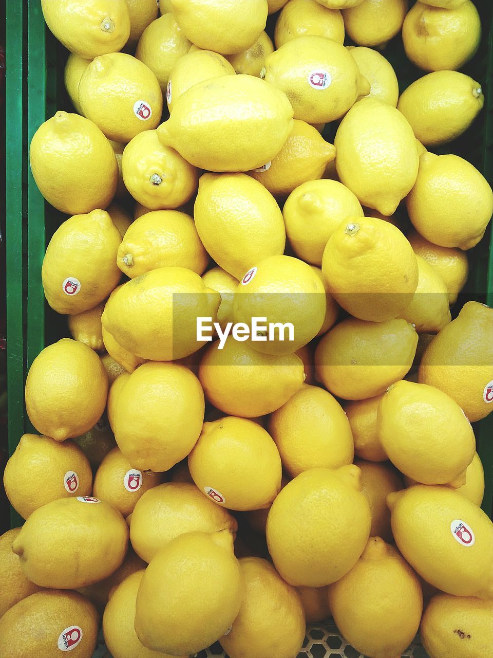 FULL FRAME SHOT OF ORANGES IN MARKET