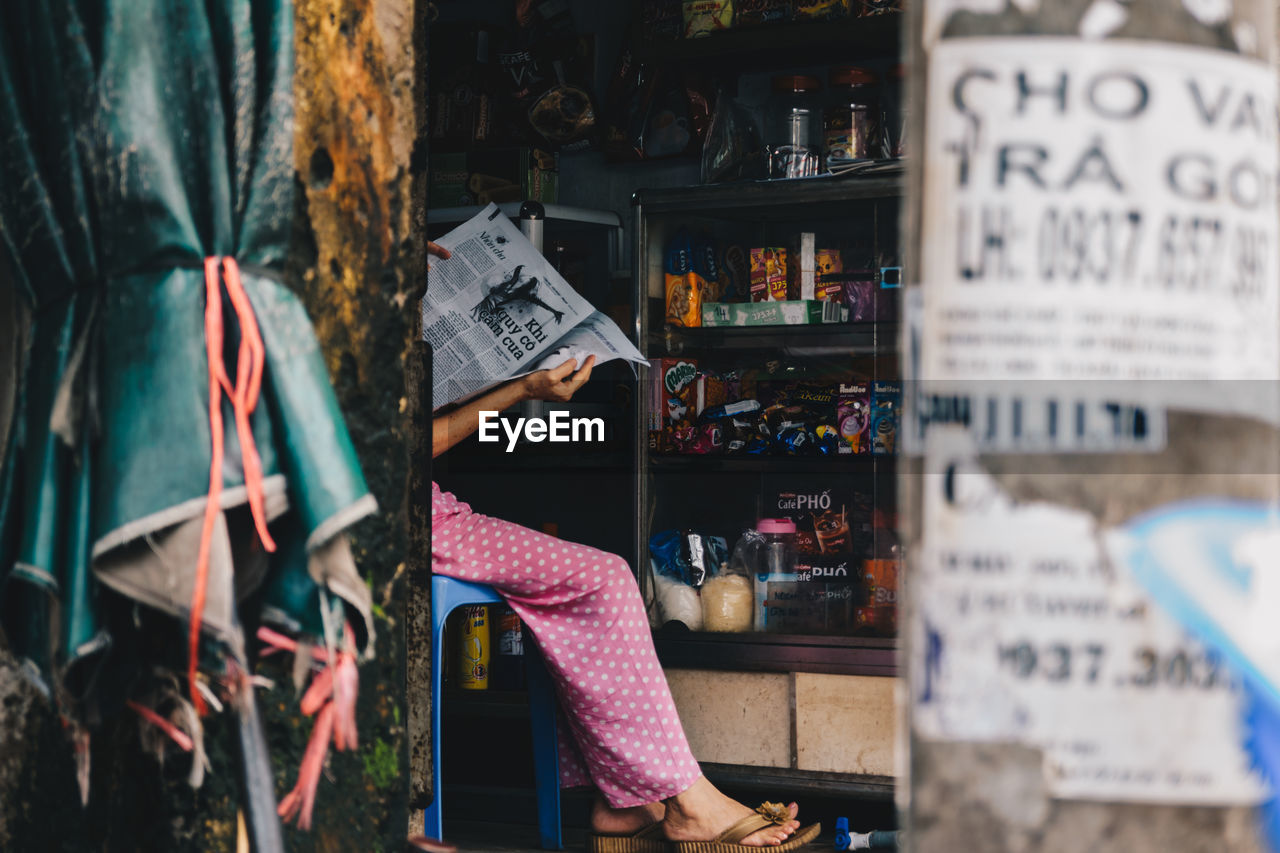CLOSE-UP OF INFORMATION SIGN IN STORE