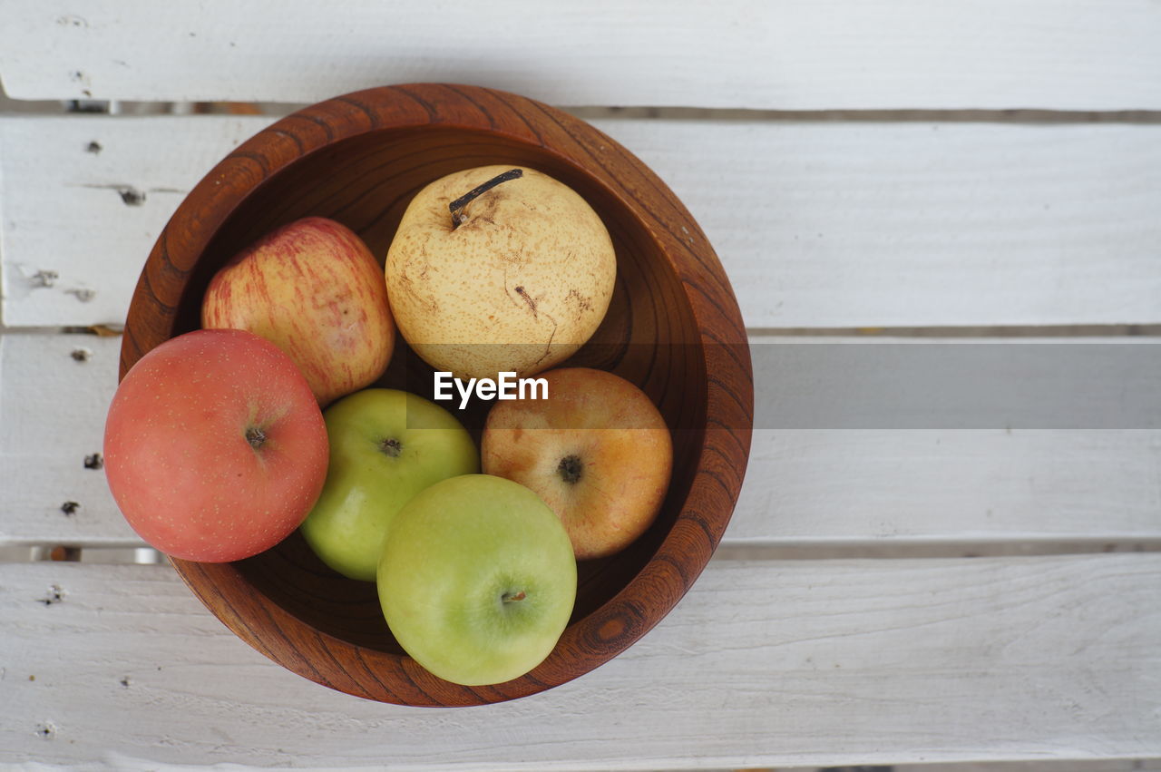 HIGH ANGLE VIEW OF APPLE ON TABLE