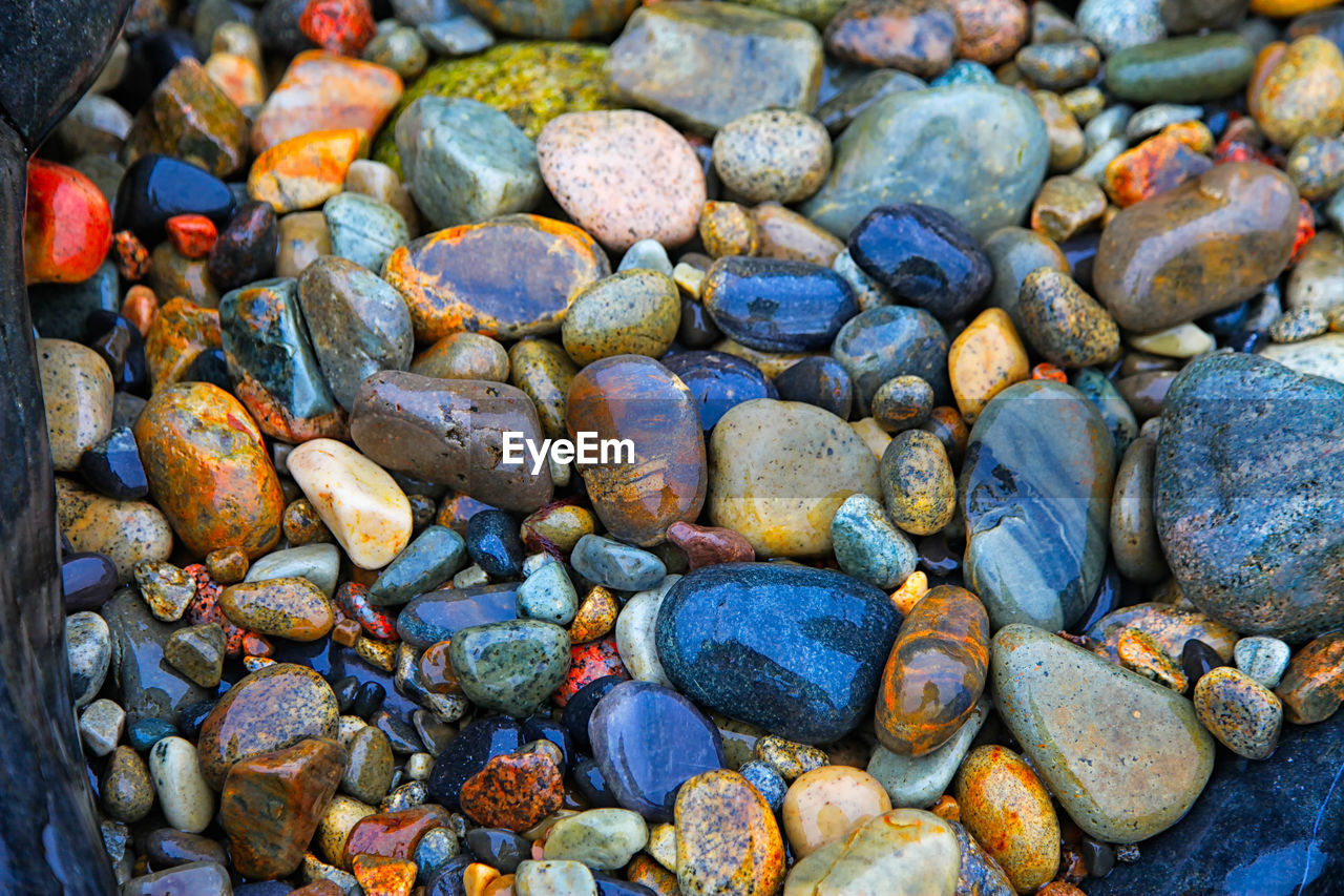 CLOSE-UP OF PEBBLE STONES