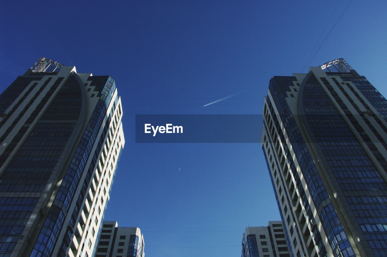 LOW ANGLE VIEW OF MODERN BUILDINGS AGAINST CLEAR SKY