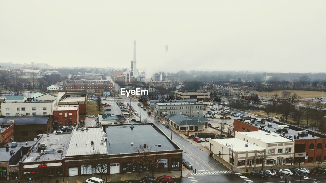 HIGH ANGLE VIEW OF TOWNSCAPE AGAINST SKY IN CITY