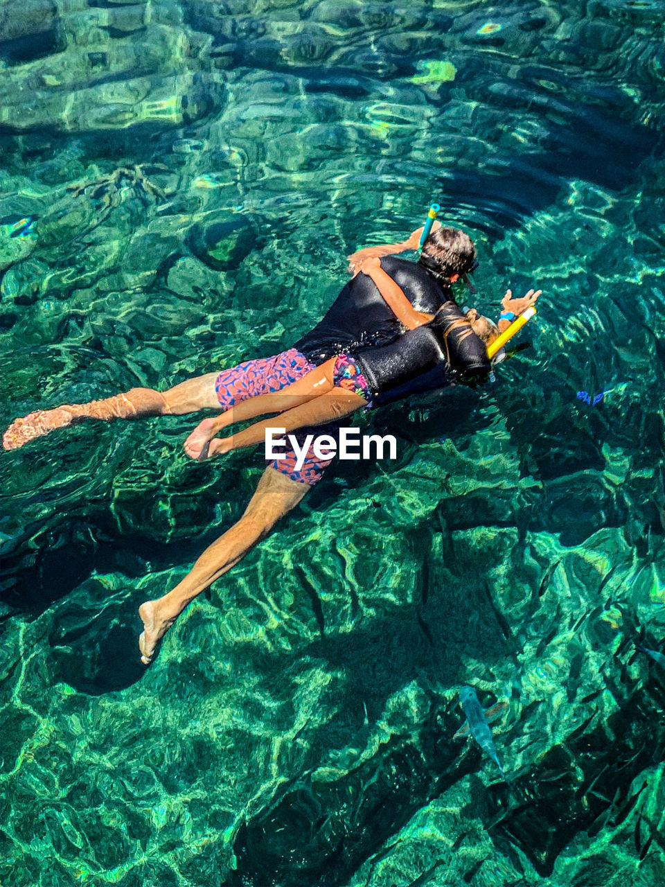 HIGH ANGLE VIEW OF PERSON SWIMMING ON SEA
