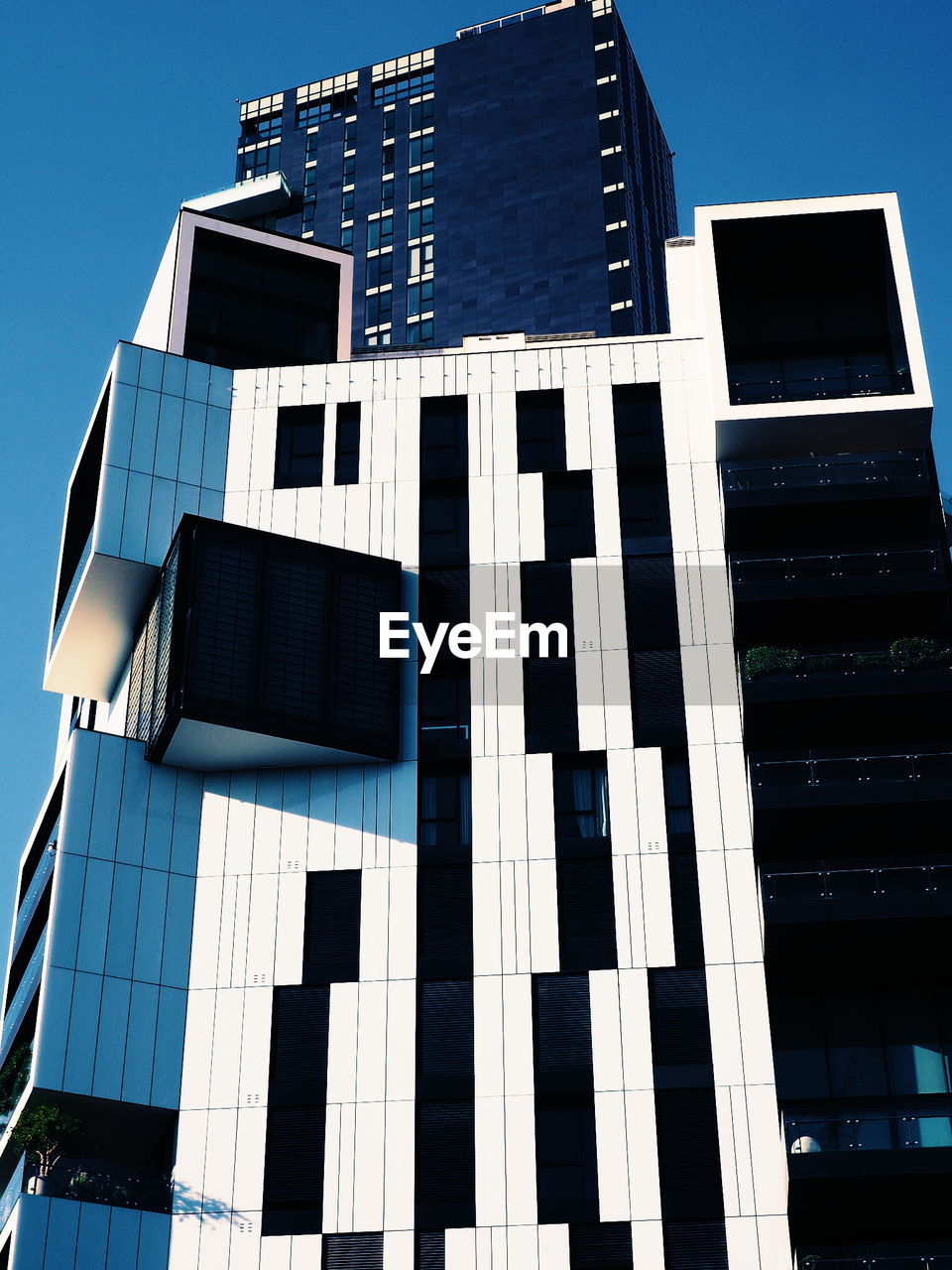 LOW ANGLE VIEW OF MODERN BUILDING AGAINST CLEAR SKY