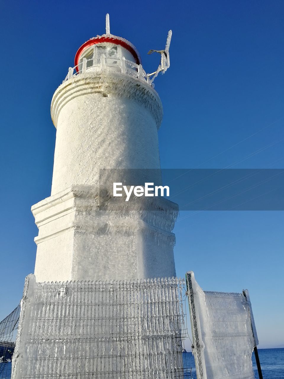 LOW ANGLE VIEW OF LIGHTHOUSE AGAINST SKY