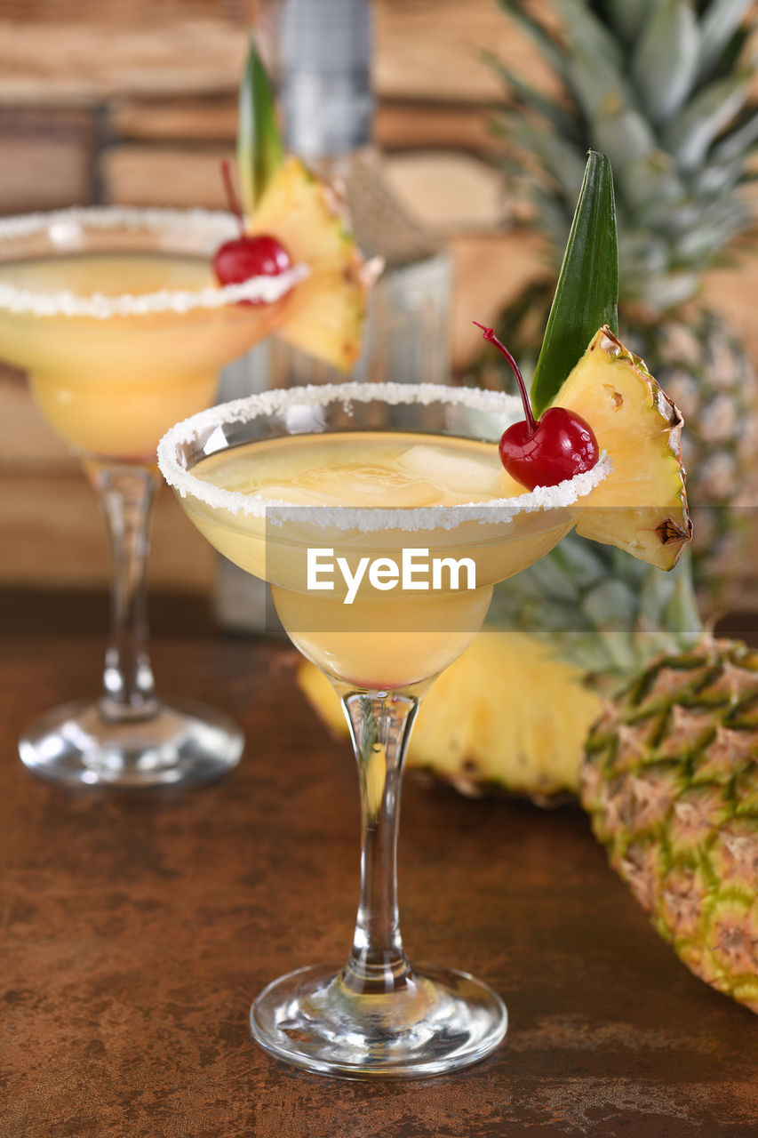 Lime combined with fresh pineapple juice and tequila are cocktails that always have a bright taste 