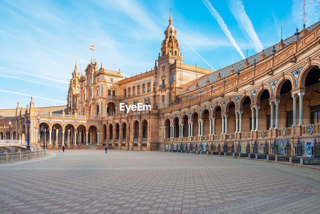 architecture, built structure, travel destinations, landmark, city, building exterior, plaza, sky, history, travel, the past, town square, tourism, palace, nature, arch, blue, cityscape, building, town, cloud, street, outdoors, facade, no people