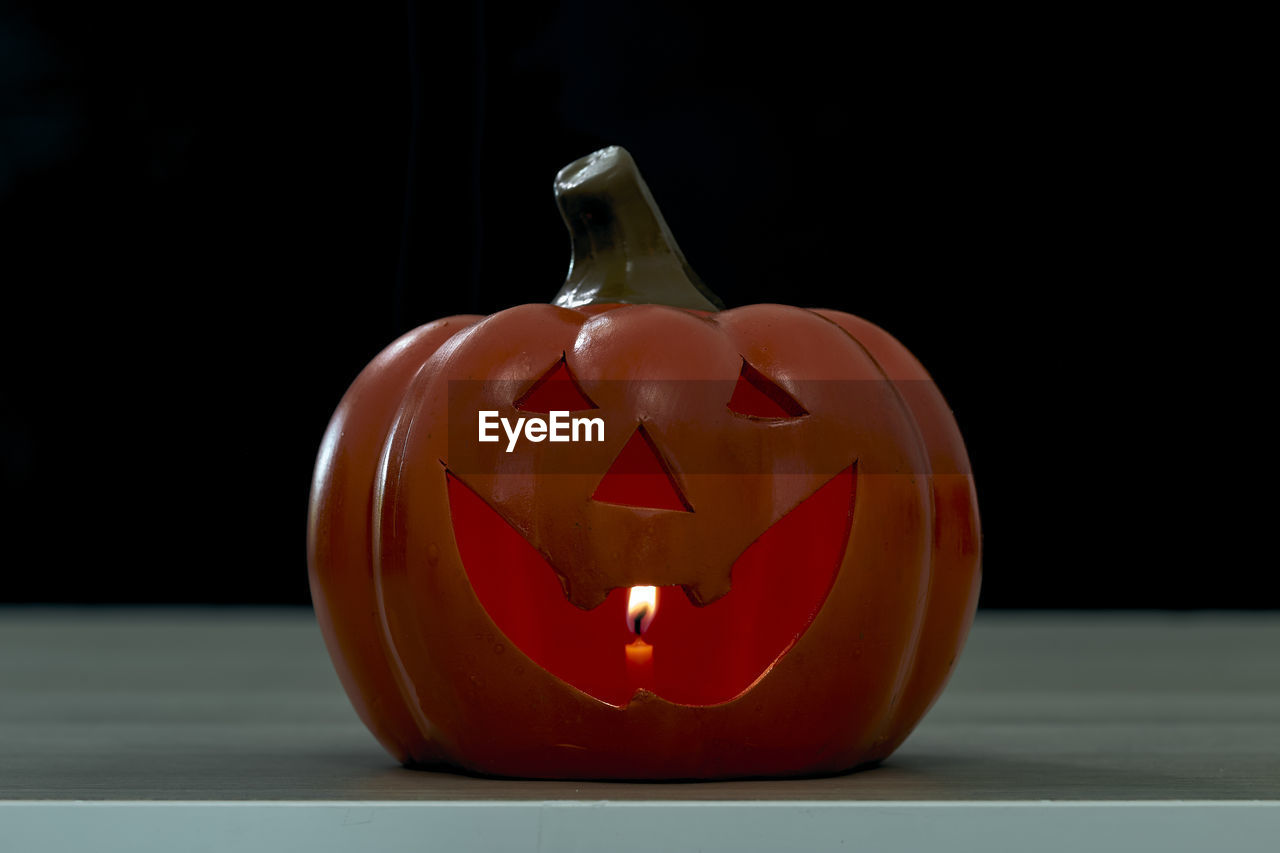 CLOSE-UP OF PUMPKIN ON TABLE AT HOME