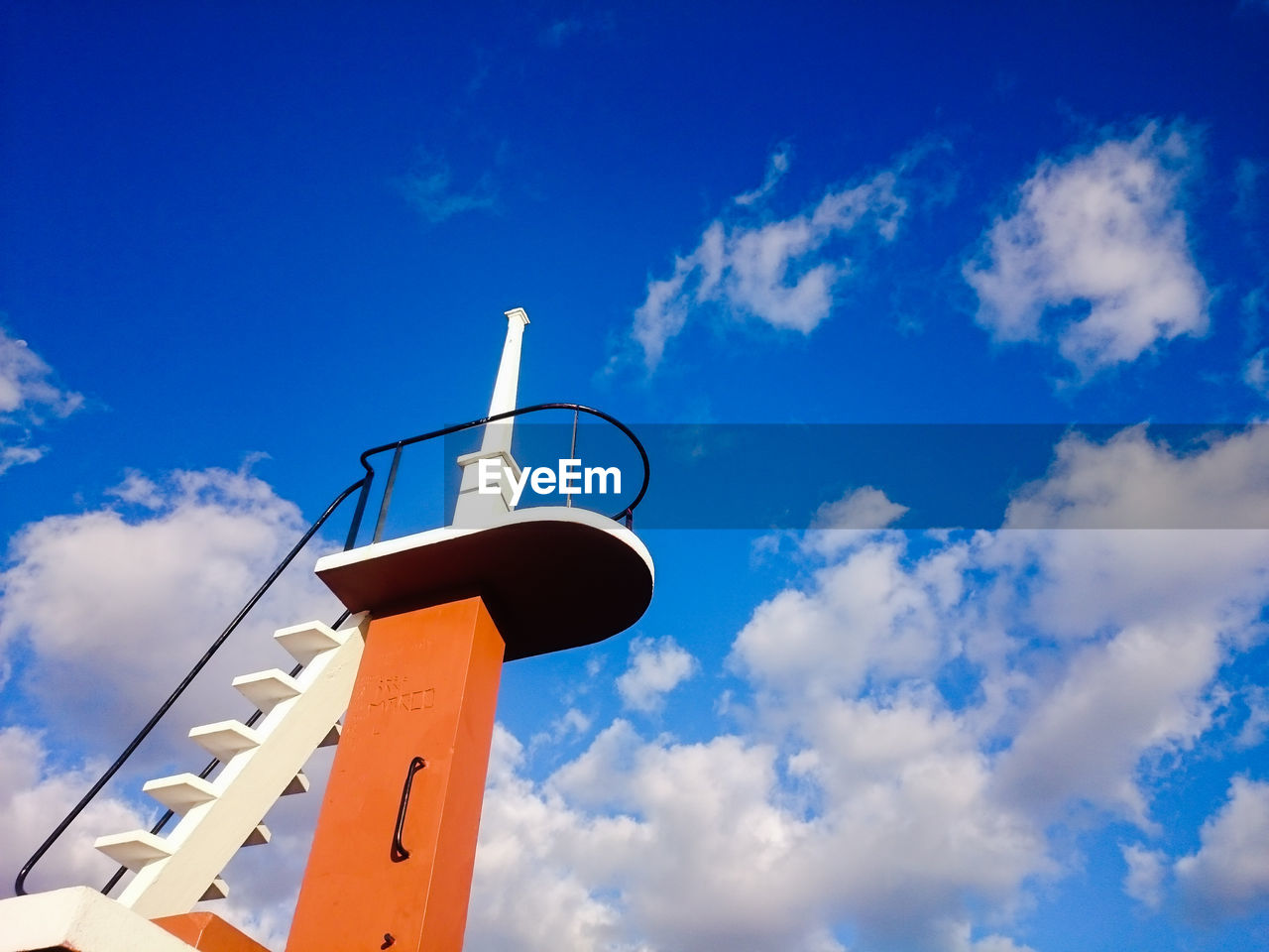 LOW ANGLE VIEW OF CRANE AGAINST SKY
