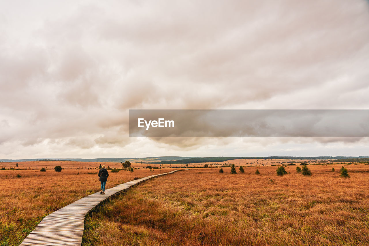 SCENIC VIEW OF FARM AGAINST SKY