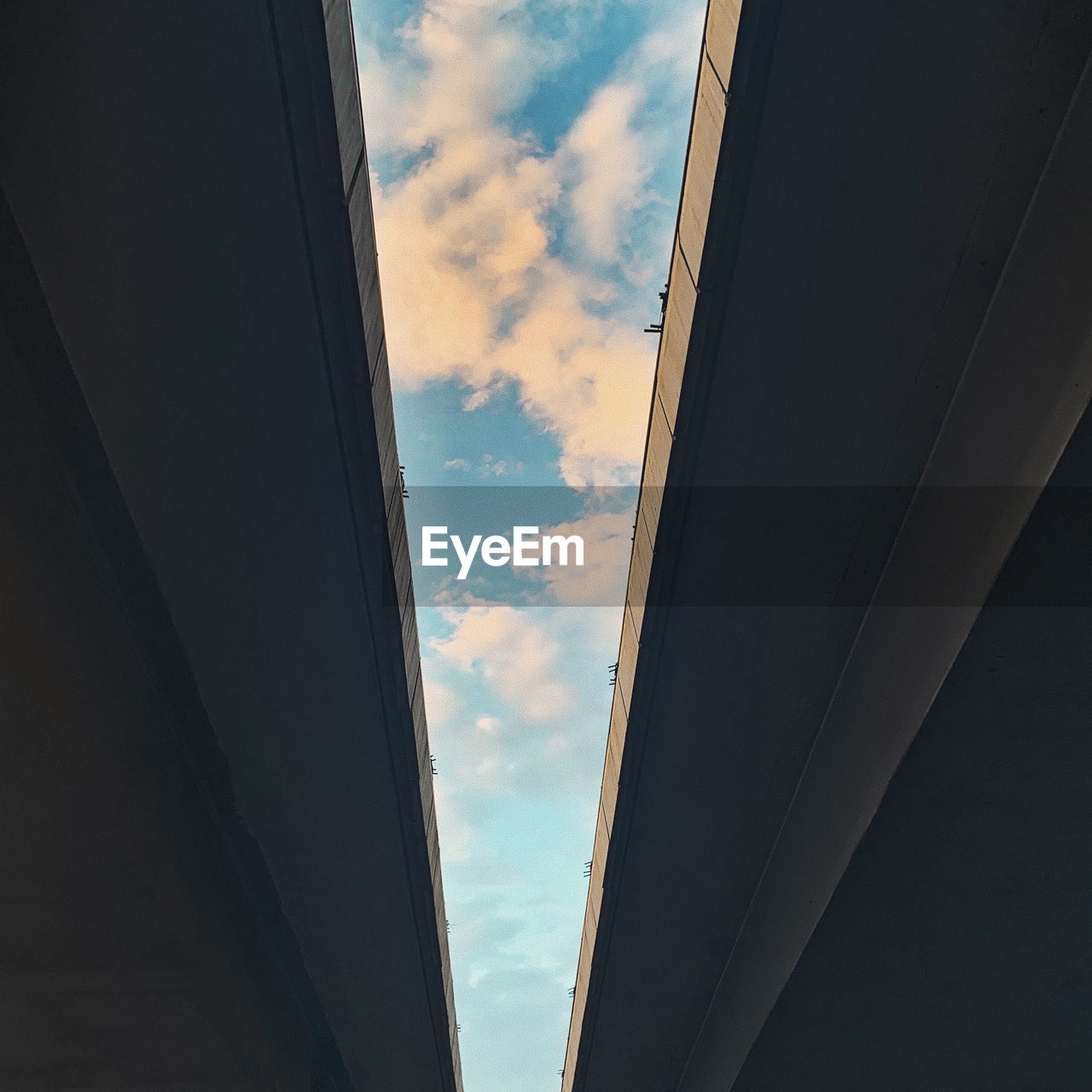 LOW ANGLE VIEW OF BUILDINGS AGAINST SKY