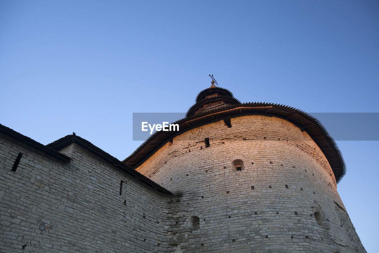 LOW ANGLE VIEW OF CASTLE AGAINST BLUE SKY