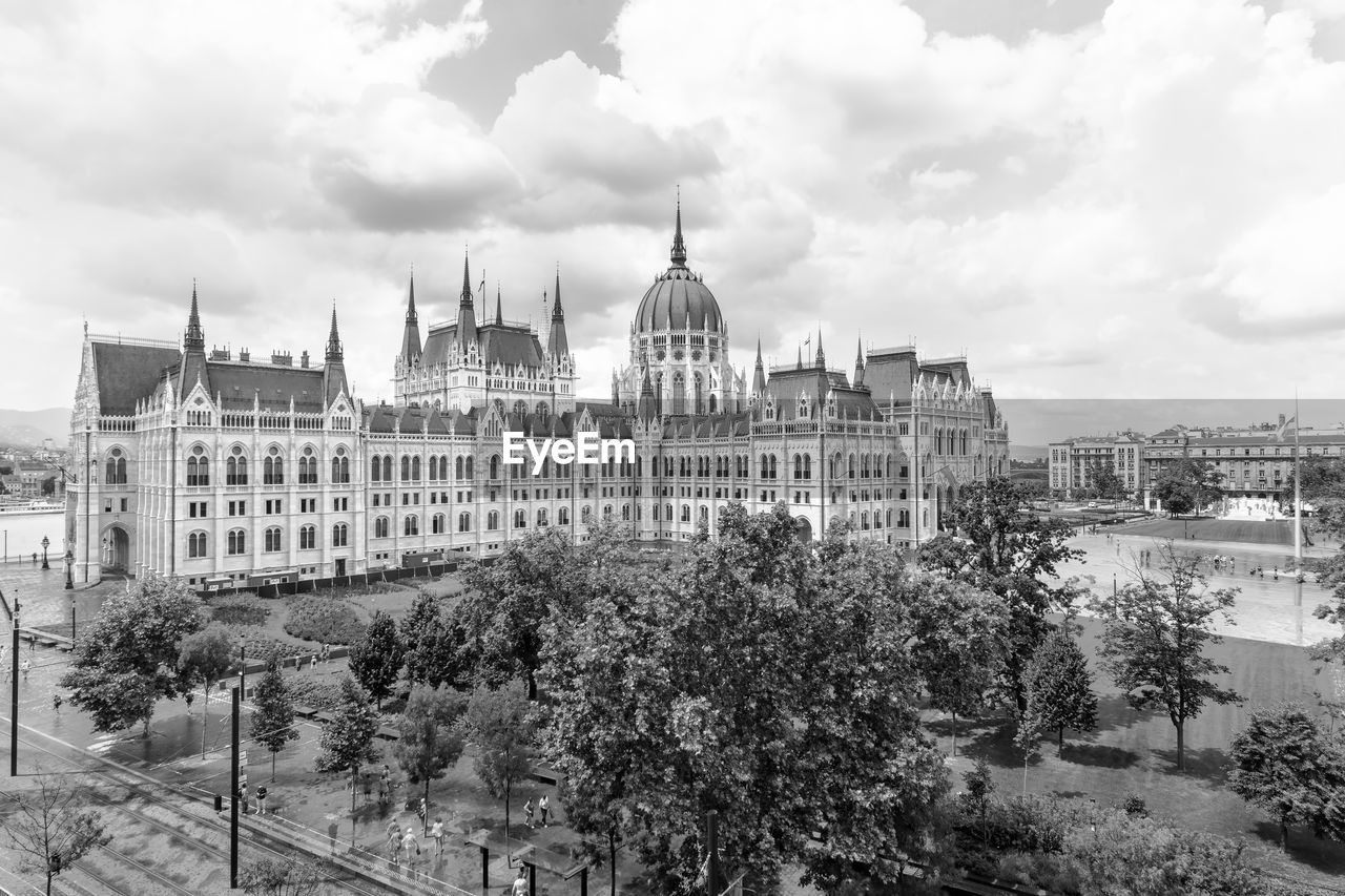 VIEW OF BUILDINGS IN CITY