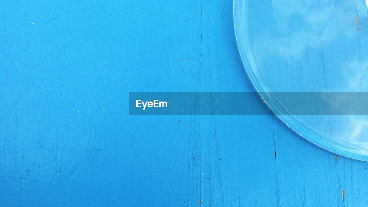 DIRECTLY ABOVE SHOT OF BLUE BREAD ON WOODEN TABLE