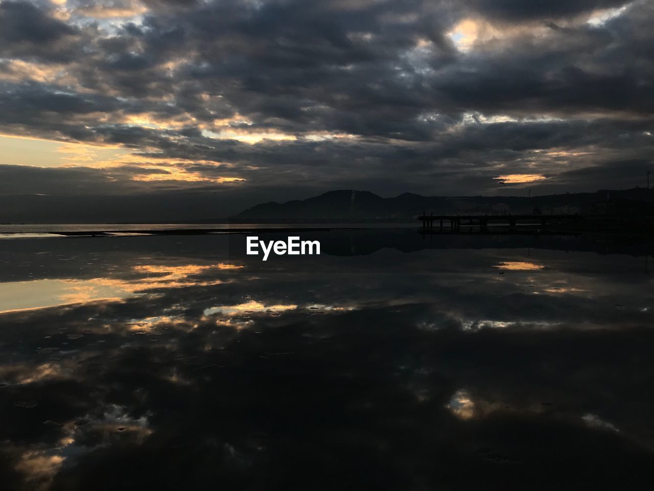 SCENIC VIEW OF DRAMATIC SKY OVER SEA