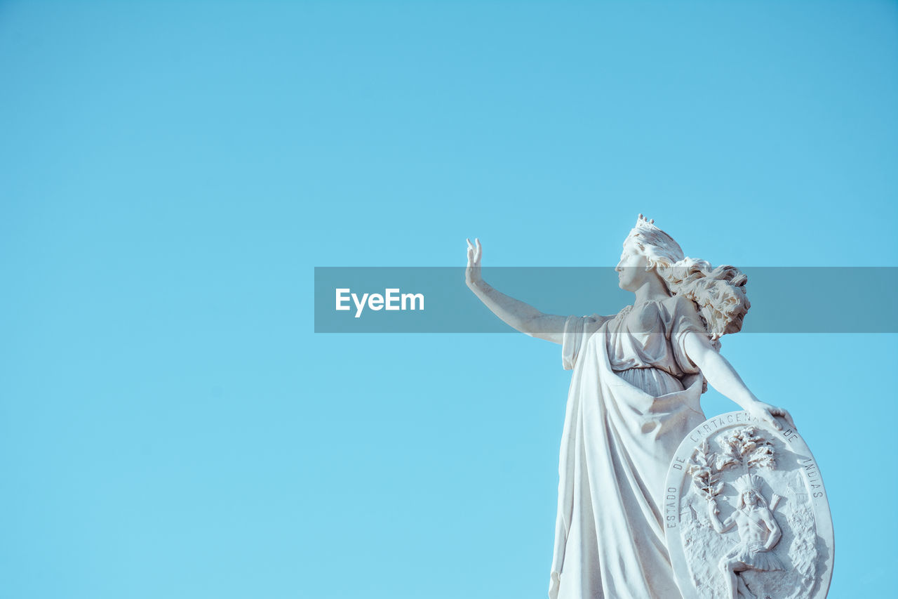 LOW ANGLE VIEW OF STATUE AGAINST SKY