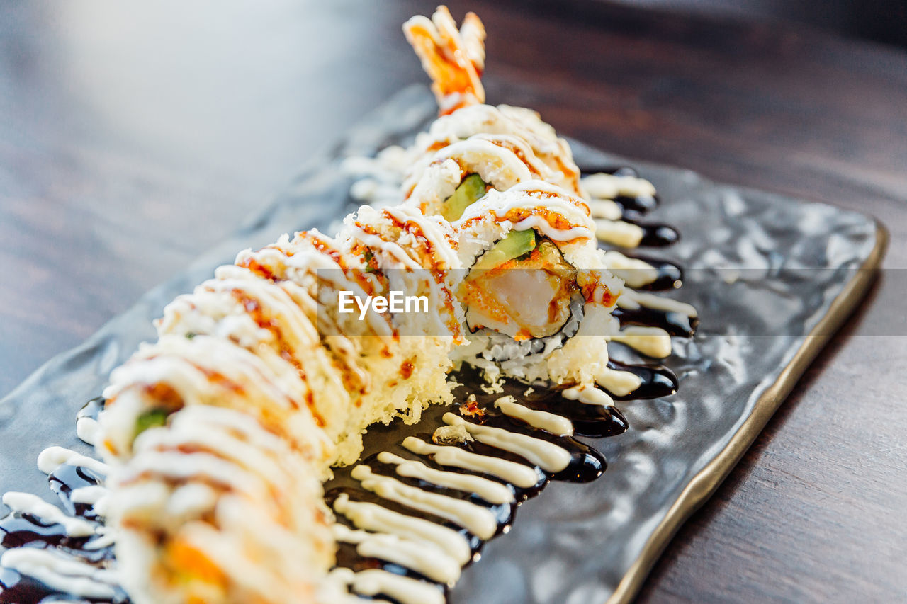 CLOSE-UP OF SUSHI ON PLATE