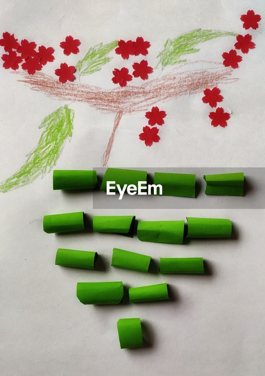 CLOSE-UP OF COLORED PENCILS ON TABLE