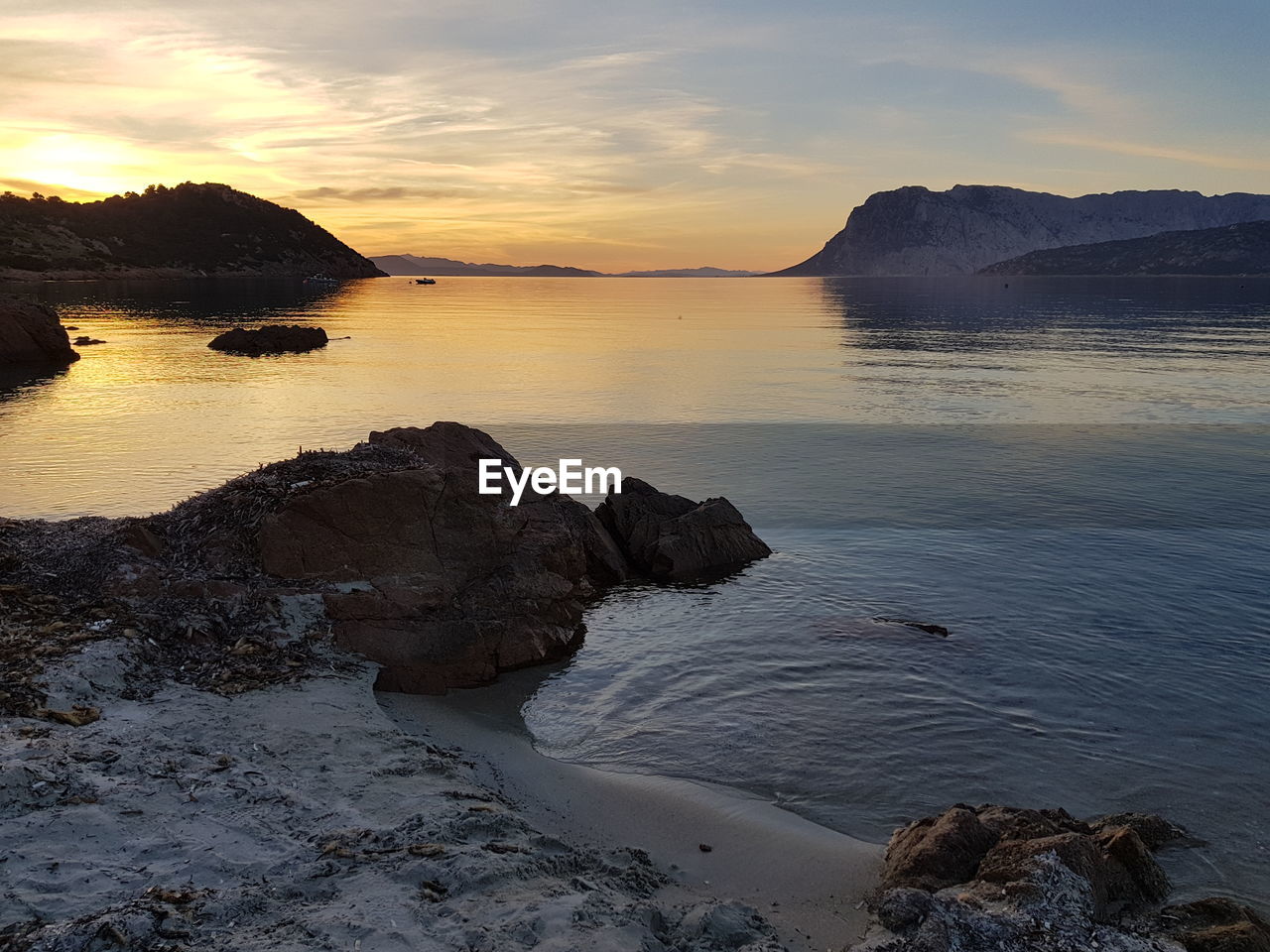 SCENIC VIEW OF SEA AND MOUNTAINS AGAINST SKY