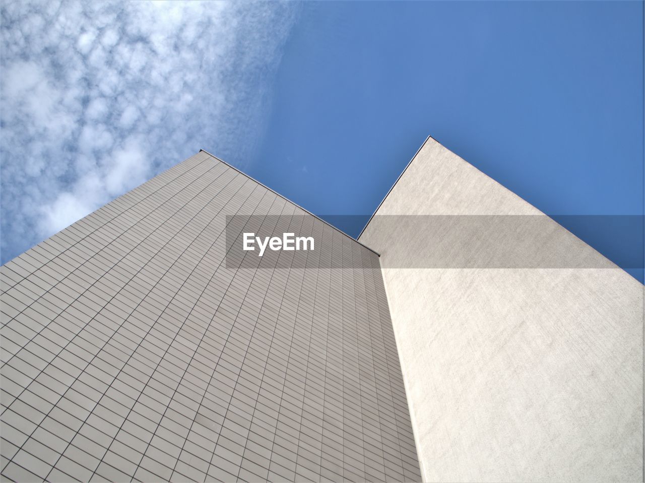 LOW ANGLE VIEW OF MODERN BUILDING AGAINST SKY