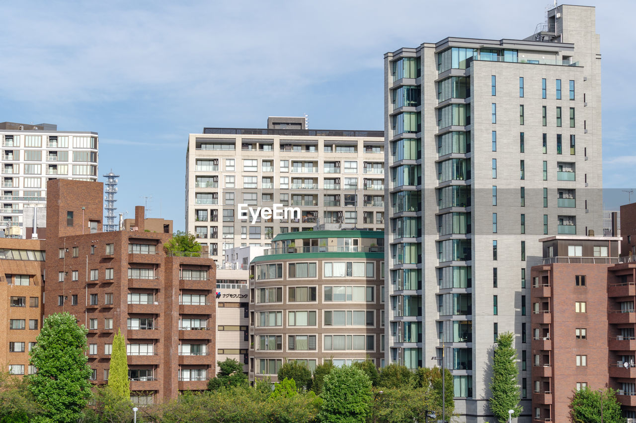 LOW ANGLE VIEW OF BUILDINGS AGAINST CLOUDY SKY