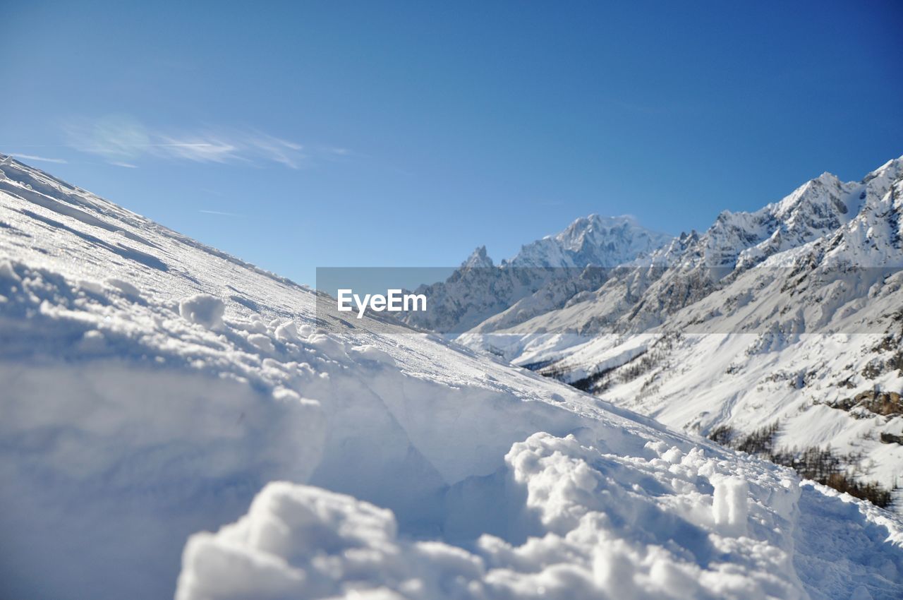 SCENIC VIEW OF SNOWCAPPED MOUNTAIN AGAINST SKY