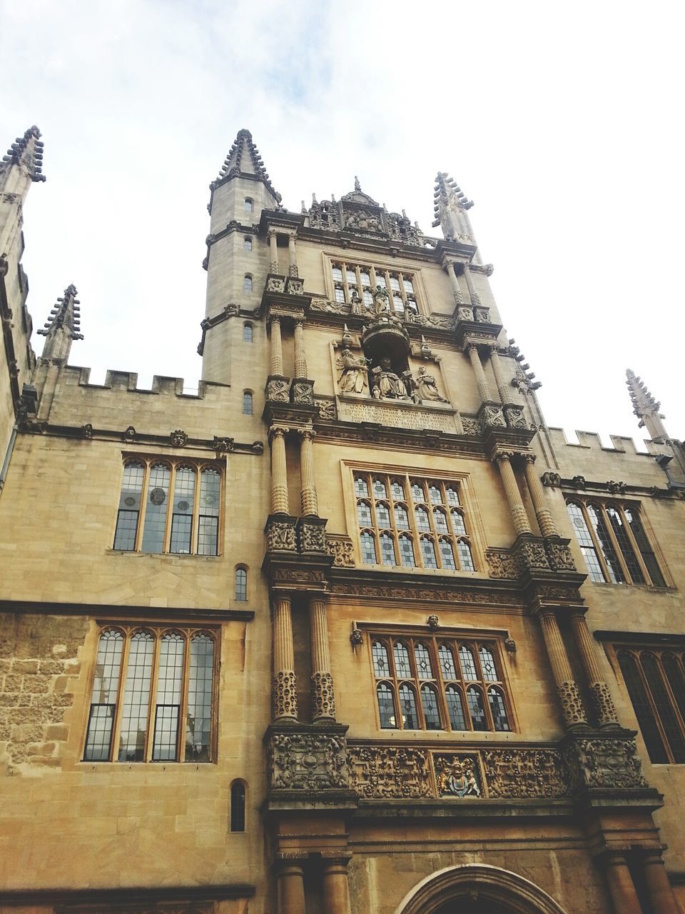 LOW ANGLE VIEW OF HISTORICAL BUILDING AGAINST SKY